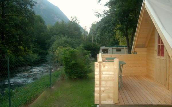 chalet en bois avec terrasse camping