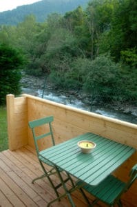 chalet en bois avec terrasse camping