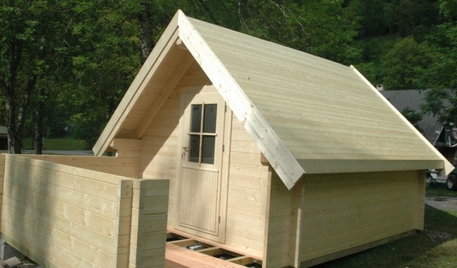 mini chalet en bois avec terrasse