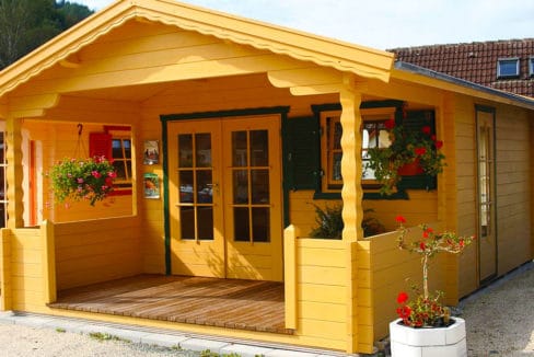 chalet en bois avec terrasse couverte