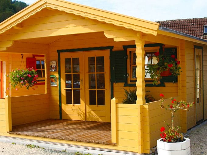 chalet en bois avec terrasse couverte