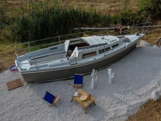 Le bateau habitation insolite pour jardin