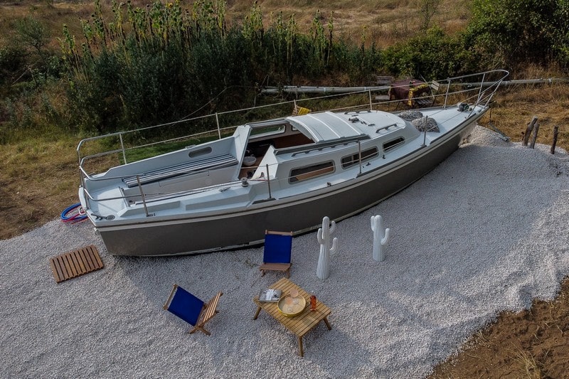 Le bateau habitation insolite pour jardin