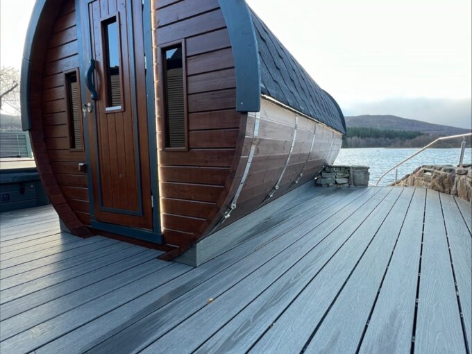 Sauna tonneau extérieur Ø2,2 x 4 m Sauna tonneau en bois thermo-traité - vue extérieure