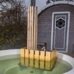 Protection en bois pour cheminée de poêle intérieur de bain nordique - vue principale
