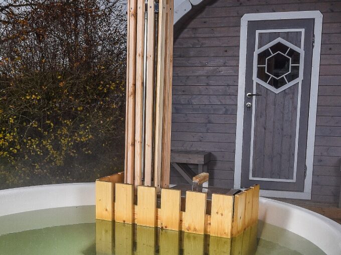 Protection en bois pour cheminée de poêle extérieur de bain nordique - vue principale