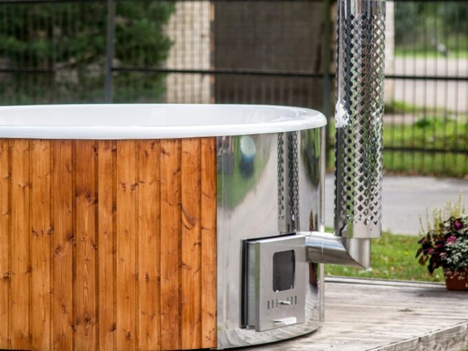 Protection métallique pour cheminée de poêle extérieur de bain nordique - vue principale
