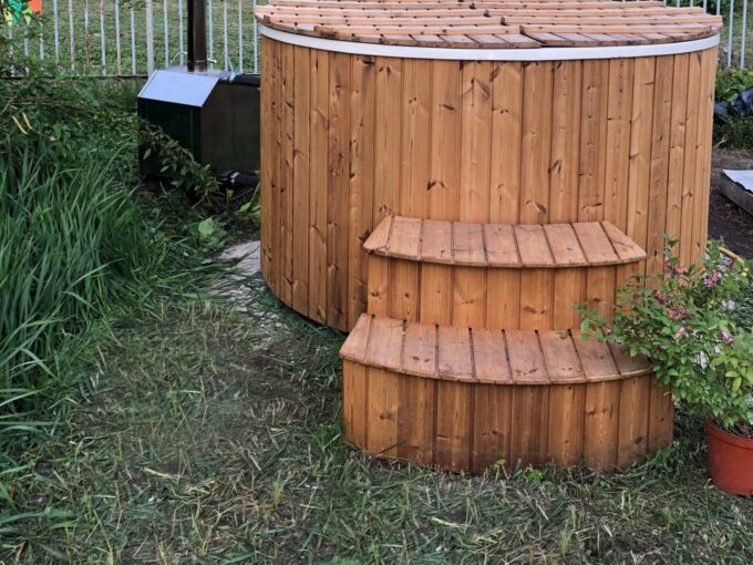 Escalier rond à 2 marches avec logement pour filtre à sable - vue principale